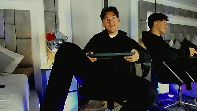 Snapshot of Austin_Reedss chatting on March 7, 2026, 12:43 pm Austin Reedss online show from March 7, 2026, 12:43 pm