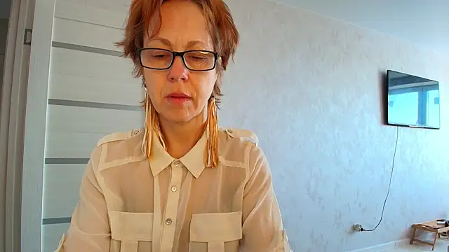 LioraWeiss online show from May 4, 2026, 5:33 am