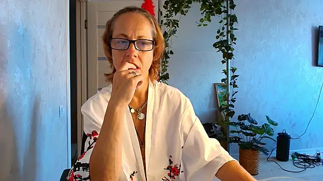 LioraWeiss online show from July 21, 2026, 8:15 am