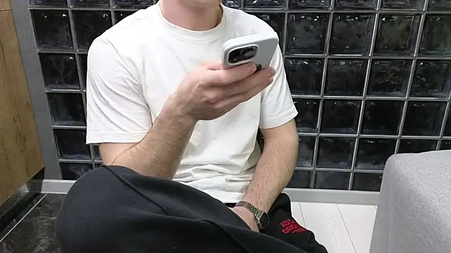 Snapshot of chantatummm chatting on April 12, 2026, 6:11 pm chantatummm online show from April 12, 2026, 6:11 pm