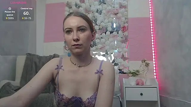EmberLuna  online show from May 30, 2026, 6:20 am