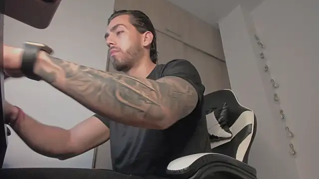 Axel  Blaze online show from April 23, 2026, 12:29 pm