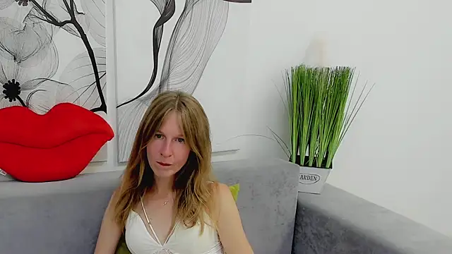 Snapshot of Mira_XOo chatting on July 28, 2026, 6:20 pm Mira XOo online show from July 28, 2026, 6:20 pm