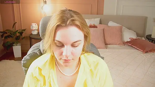 Glow Margo online show from April 25, 2026, 1:08 am