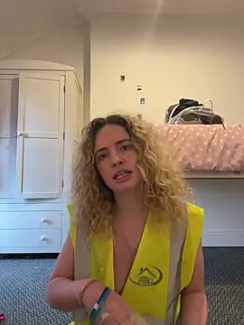 curlyirishgirl online show from February 25, 2026, 10:04 am