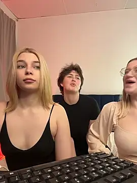 Snapshot of grl4u chatting on March 13, 2026, 10:15 pm grl4u online show from March 13, 2026, 10:15 pm