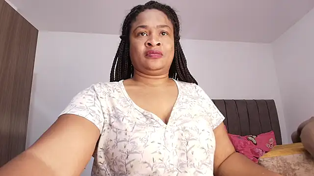 Snapshot of luxy_benet chatting on April 29, 2026, 9:21 pm luxy benet online show from April 29, 2026, 9:21 pm