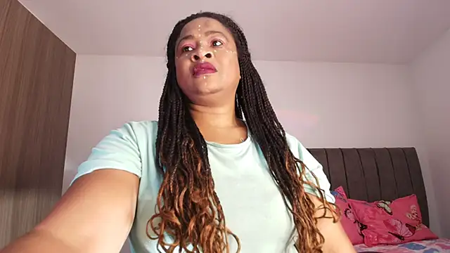 Snapshot of luxy_benet chatting on April 30, 2026, 10:11 am luxy benet online show from April 30, 2026, 10:11 am