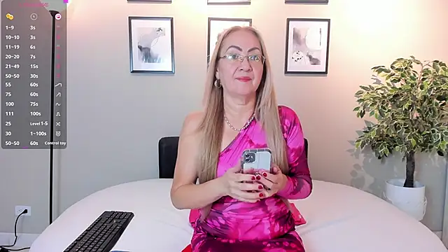 Snapshot of Victoria_Firee chatting on April 18, 2026, 7:18 pm Victoria Firee online show from April 18, 2026, 7:18 pm