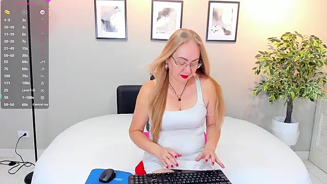 Snapshot of Victoria_Firee chatting on April 19, 2026, 12:28 pm Victoria Firee online show from April 19, 2026, 12:28 pm