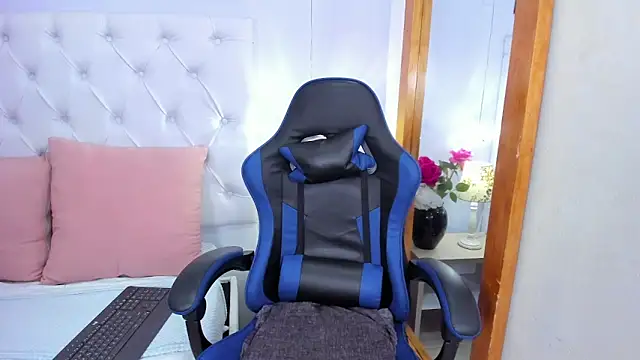 Snapshot of violetaluxx chatting on March 26, 2026, 4:38 pm violetaluxx online show from March 26, 2026, 4:38 pm