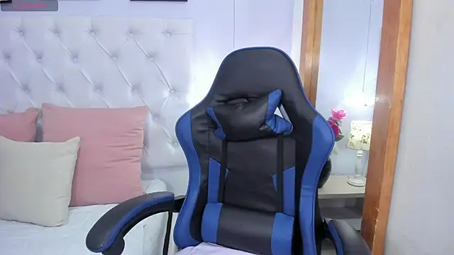 Snapshot of violetaluxx chatting on April 10, 2026, 4:25 pm violetaluxx online show from April 10, 2026, 4:25 pm