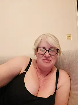FlirtyFleur-x online show from April 22, 2026, 10:05 pm