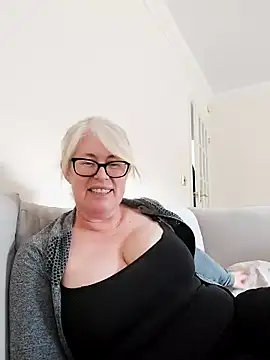 FlirtyFleur-x online show from April 21, 2026, 11:06 am