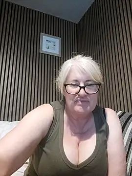 FlirtyFleur-x online show from May 8, 2026, 10:19 am