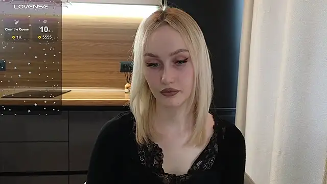 Snapshot of Bella_Villen chatting on June 10, 2026, 11:44 am Bella Villen online show from June 10, 2026, 11:44 am
