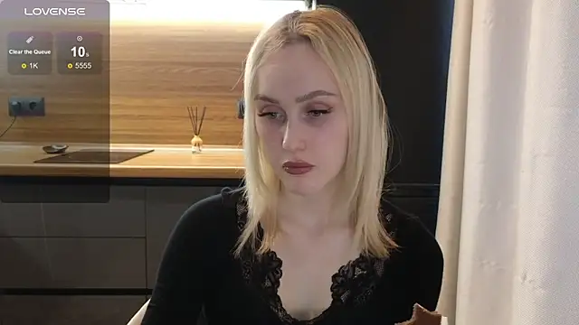 Snapshot of Bella_Villen chatting on June 4, 2026, 1:05 pm Bella Villen online show from June 4, 2026, 1:05 pm