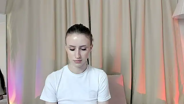 EllieRough online show from April 19, 2026, 5:58 pm