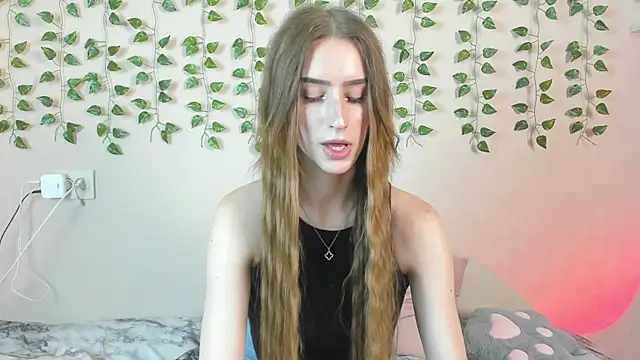Snapshot of EllieRough chatting on June 15, 2026, 3:29 am EllieRough online show from June 15, 2026, 3:29 am