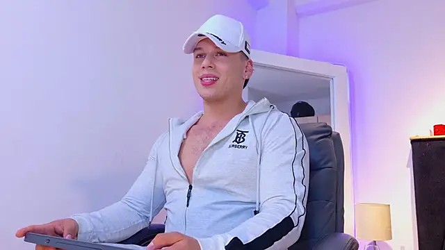 NIKLAS BRAUNN01 online show from April 13, 2026, 10:14 pm