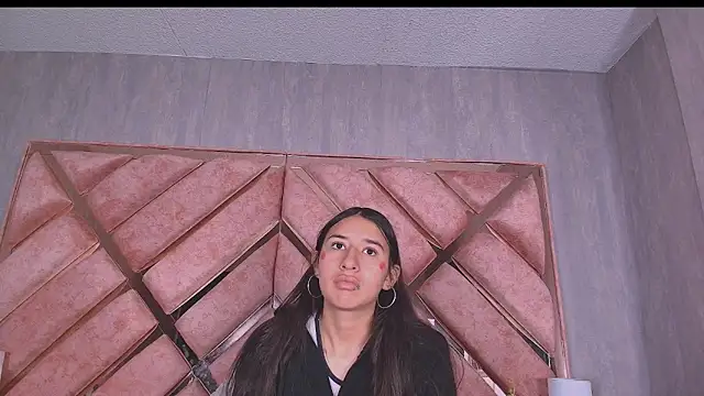 Snapshot of LilyRossi_ chatting on April 22, 2026, 12:23 pm LilyRossi online show from April 22, 2026, 12:23 pm