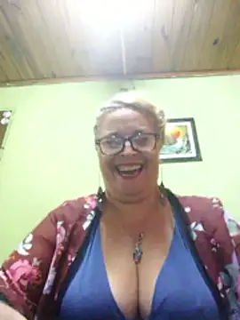 Snapshot of momismilf544 chatting on April 26, 2026, 5:21 pm momismilf544 online show from April 26, 2026, 5:21 pm