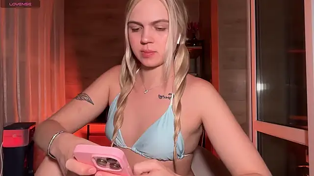 Snapshot of AlexaDeviliciouss chatting on June 18, 2026, 5:29 pm AlexaDeviliciouss online show from June 18, 2026, 5:29 pm