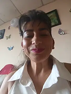 Snapshot of Lucia_Rios chatting on May 25, 2026, 10:19 pm Lucia Rios online show from May 25, 2026, 10:19 pm