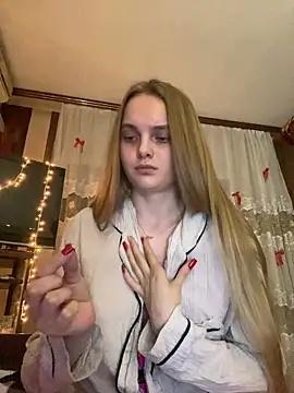 Snapshot of LunaVey chatting on June 5, 2026, 6:24 pm LunaVey online show from June 5, 2026, 6:24 pm