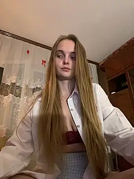 Snapshot of LunaVey chatting on August 5, 2026, 6:13 pm LunaVey online show from August 5, 2026, 6:13 pm