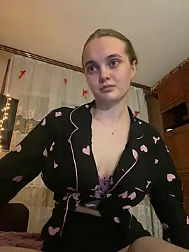 Snapshot of LunaVey chatting on August 6, 2026, 7:31 pm LunaVey online show from August 6, 2026, 7:31 pm