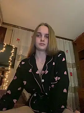 Snapshot of LunaVey chatting on June 18, 2026, 6:24 pm LunaVey online show from June 18, 2026, 6:24 pm