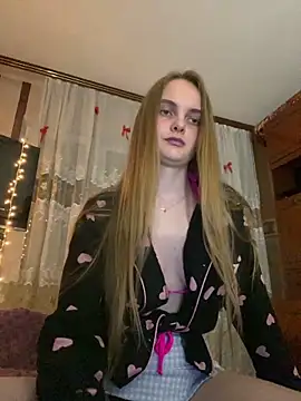 Snapshot of LunaVey chatting on June 17, 2026, 6:40 pm LunaVey online show from June 17, 2026, 6:40 pm