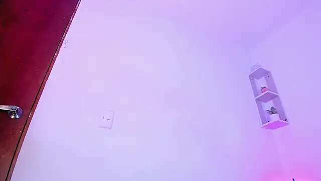 laurengarciaa online show from April 24, 2026, 9:44 am