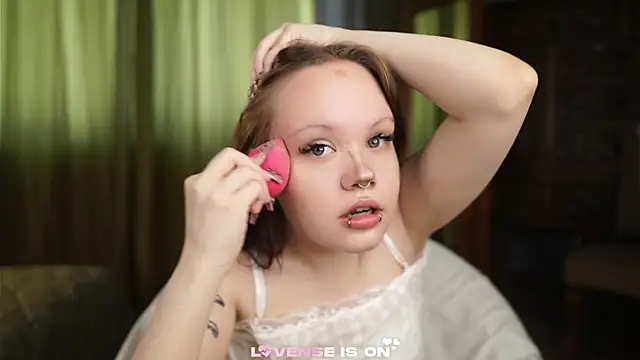 Snapshot of LeahAllsop chatting on May 8, 2026, 2:37 am LeahAllsop online show from May 8, 2026, 2:37 am