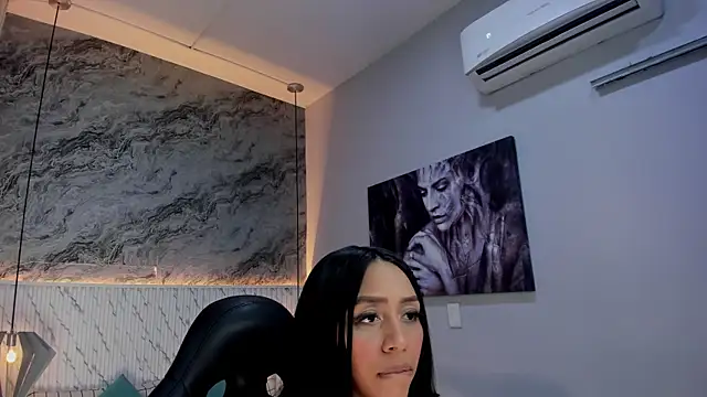 Snapshot of Esmeralda__18 chatting on April 30, 2026, 7:43 pm Esmeralda 18 online show from April 30, 2026, 7:43 pm