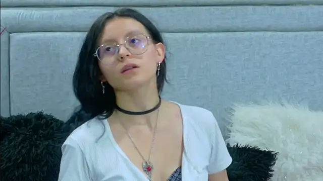 Naomimolie online show from April 16, 2026, 12:28 pm