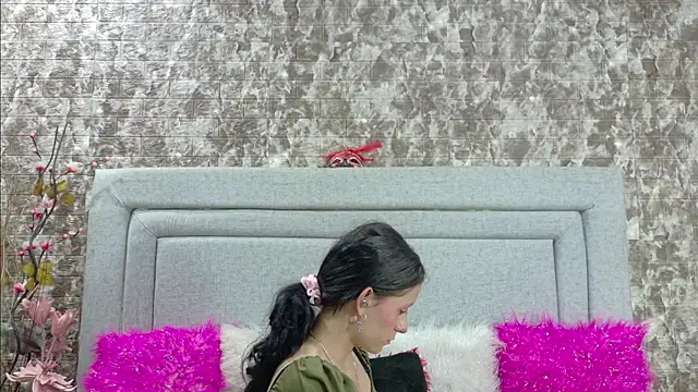 Naomimolie online show from June 10, 2026, 12:28 pm