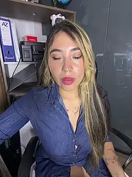 ManuelaVeeleez online show from June 5, 2026, 4:17 am