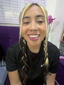 Snapshot of ManuelaVeeleez chatting on July 22, 2026, 4:14 am ManuelaVeeleez online show from July 22, 2026, 4:14 am