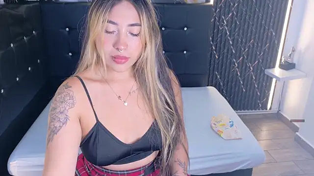 ManuelaVeeleez online show from May 23, 2026, 4:44 am