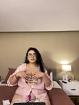 Snapshot of AlmaraRouge chatting on July 27, 2026, 11:01 pm AlmaraRouge online show from July 27, 2026, 11:01 pm