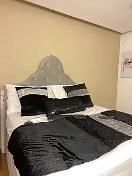 AlmaraRouge online show from April 27, 2026, 8:29 pm