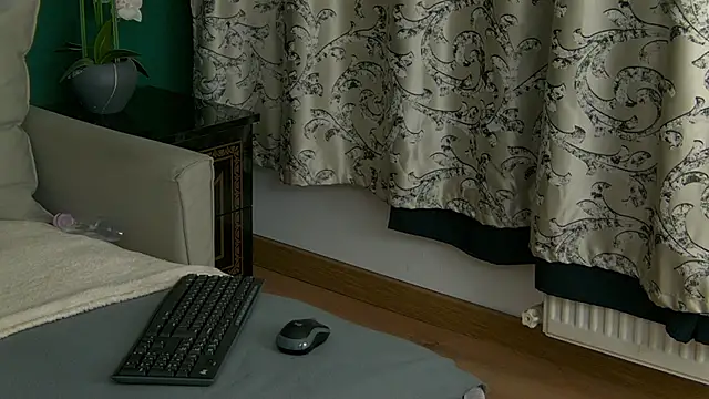 Snapshot of SkinnyNatty chatting on May 7, 2026, 3:55 am SkinnyNatty online show from May 7, 2026, 3:55 am