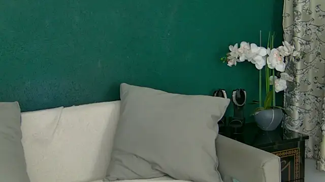 Snapshot of SkinnyNatty chatting on June 4, 2026, 3:44 am SkinnyNatty online show from June 4, 2026, 3:44 am