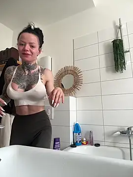 SkinnyLilly online show from May 14, 2026, 9:39 am