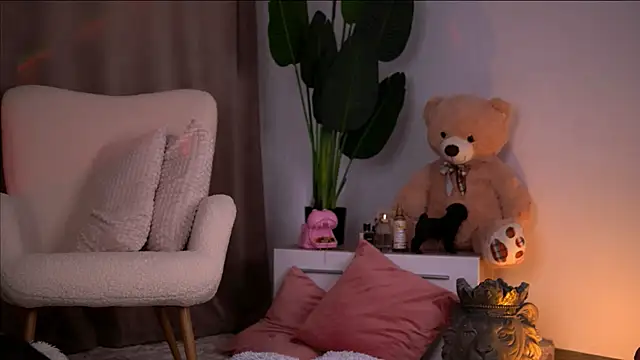 GoldenAlana online show from June 4, 2026, 4:06 am