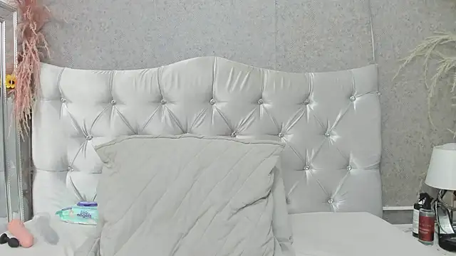 Snapshot of PaulaJhons chatting on March 6, 2026, 11:22 pm PaulaJhons online show from March 6, 2026, 11:22 pm