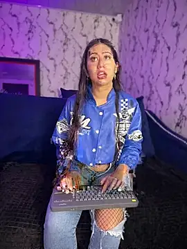 Lunaliaa  online show from April 26, 2026, 5:49 am