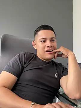 Snapshot of OliverTabordaa chatting on June 19, 2026, 3:29 pm OliverTabordaa online show from June 19, 2026, 3:29 pm